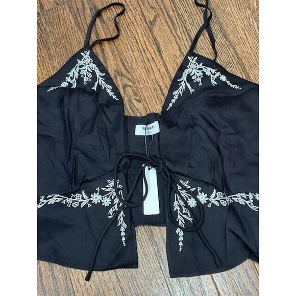 Rumored Womens Wilder Top Embroidered Floral Tie Front Black Size Medium NWT - Picture 5 of 9